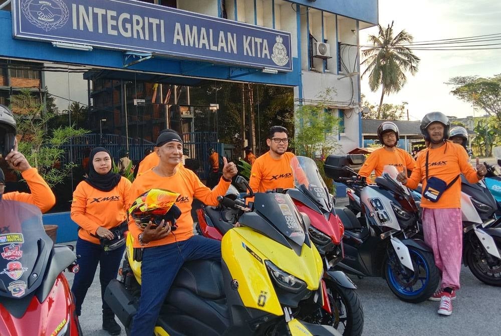 Ahli Kelab Xmax Selkang berkonvoi untuk mengagihkan bubur lambuk dalam program Ziarah Kasih Ramadan di sekitar kawasan Klang Selatan.