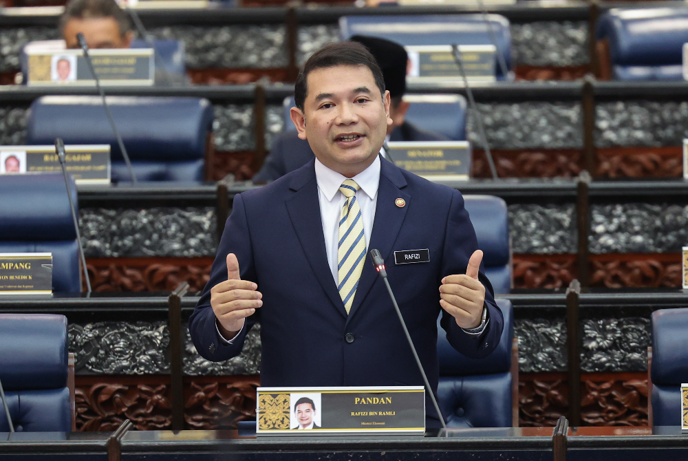 Rafizi ketika sesi soal jawab pada Mesyuarat Pertama Penggal Kedua Parlimen ke-15 di Bangunan Parlimen pada Selasa. - Foto Bernama