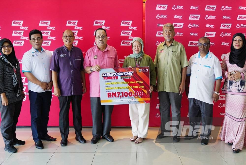 Shahimi (empat darikiri) menyampaikan sumbangan #BantuanBencana Sinar Karangkraf x SyriaCare kepada Pengarah Eksekutif Grup Media Karangkraf, Farah Hussamuddin yang diadakan di Kompleks Karangkraf pada Selasa.