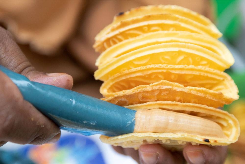 Kuih kapit yang diusahakan Noriah sejak 30 tahun lalu mendapat permintaan tinggi sekali ganda apabila menjelang Ramadan. - Foto Bernama