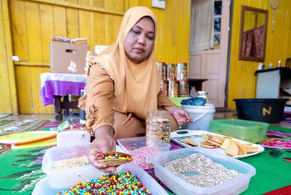 Noriah mengisi perasa coklat sebagai inti tambahan pada kuih kapitnya. - Foto Bernama