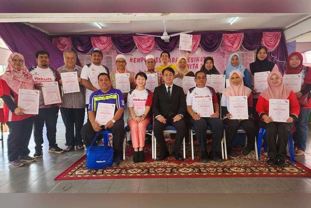 Dr Masyitah, Dr Jusoh dan Hiroki bergambar bersama pwngerusi dan wakil pertubuhan buan kerajaan Pasir Mas yang menyertai Kempen Kesedaran Kesihatan Wanita.