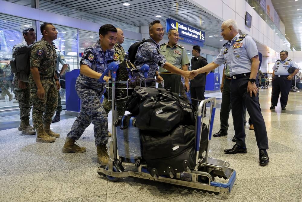 Affendi Buang menyambut kepulangan 110 pegawai dan anggota di KLIA, Terminal 1 pada Selasa. - Foto Bernama