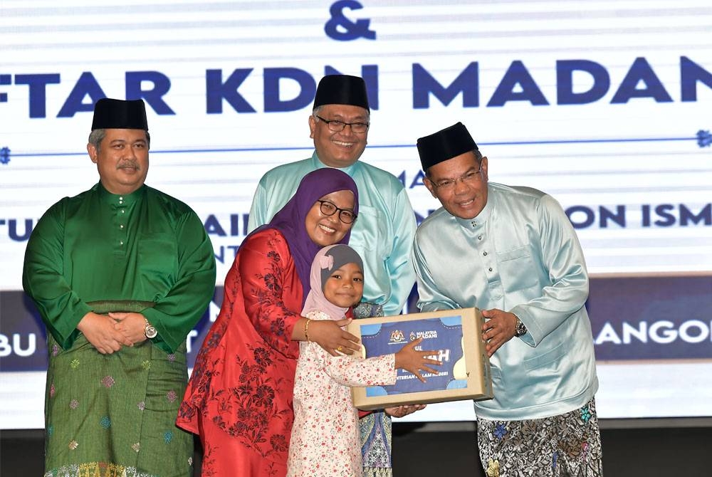 Saifuddin menyampaikan sumbangan Bakul Rahmah kepada penerima semasa Majlis Penerapan Nilai Murni dan Iftar di Ibu Pejabat Polis Kontinjen Selangor, Shah Alam pada Selasa.
