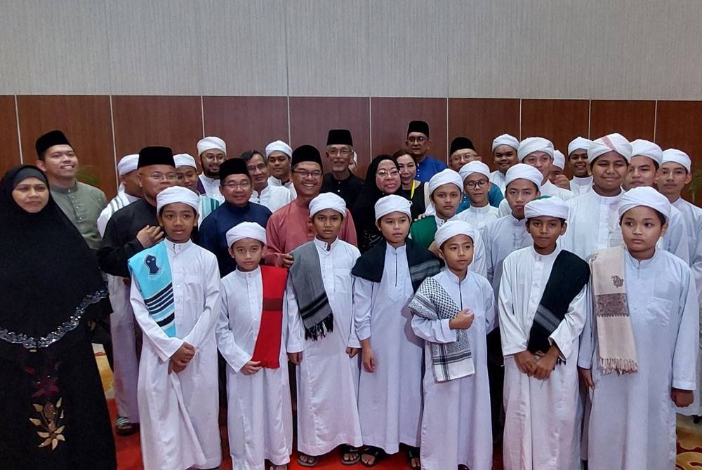 Mustapha bersama anak-anak tahfiz yang hadir ketika Majlis Iftar Ramadan Bersama Anak Yatim pada Selasa.