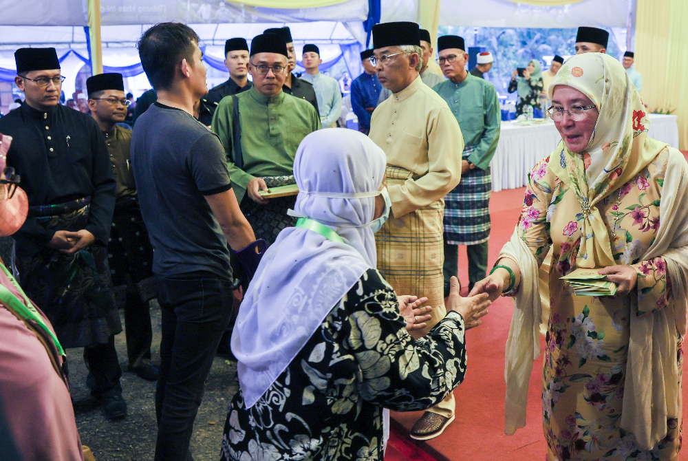 Al-Sultan Abdullah dan Tunku Azizah berkenan mengurniakan sumbangan kepada golongan memerlukan pada Majlis Berbuka Puasa di Masjid Sultan Abu Bakar pada Selasa. - Foto Bernama