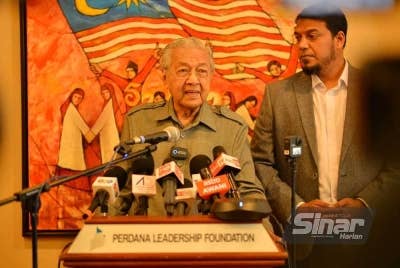 Dr Mahathir berucap pada sidang media di Dewan Serbaguna, Yayasan Kepimpinan Perdana, Presint 8, Putrajaya hari ini. Foto Sinar Harian / Asril Aswandi Shukor.