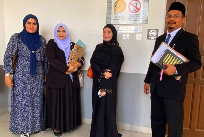Irdiena Hakim (dua,kanan) dan ibu saudara, Faradilla (kiri) semasa hadir di Mahkamah Tinggi Syariah, Kota Bharu pada Selasa.