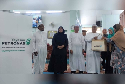 Halimaton Saadiah (kiri), Muhammad Sanusi (tiga dari kanan) dan Shariah Nelly (dua dari kanan) menyerahkan bekalan makanan asas dan perayaan kepada waris pada penyerahan khas majlis Memacu Kehidupan: Program Hari Raya Aidilfitri 2023 di Masjid As-Salam, di Sik, Kedah.
