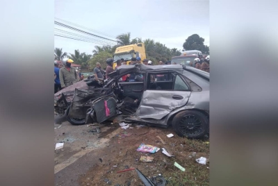 Keadaan Proton Wira remuk selepas terbabit kemalangan. - Foto Bomba Yong Peng