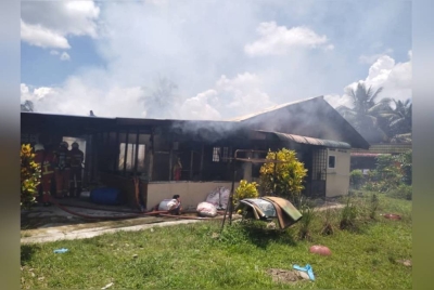 Keadaan rumah berkenaan yang terbakar 70 peratus. - Foto bomba