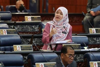 Fadhlina ketika perbahasan sesi jawatankuasa Belanjawan pada Mesyuarat Pertama Penggal Kedua Parlimen ke-15 di Bangunan Parlimen pada Selasa. - Foto Bernama