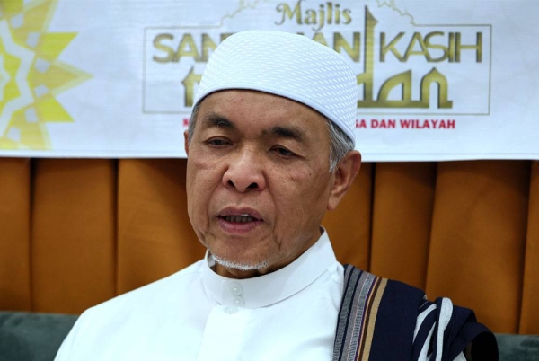 Timbalan Perdana Menteri yang juga Menteri Kemajuan Desa Dan Wilayah, Datuk Seri Dr Ahmad Zahid Hamidi pada sidang media selepas Majlis Sentuhan Kasih Ramadan di Masjid Al-Ansar, Kem Sri Pantai, Seberang Takir pada Selasa. - Foto Bernama.