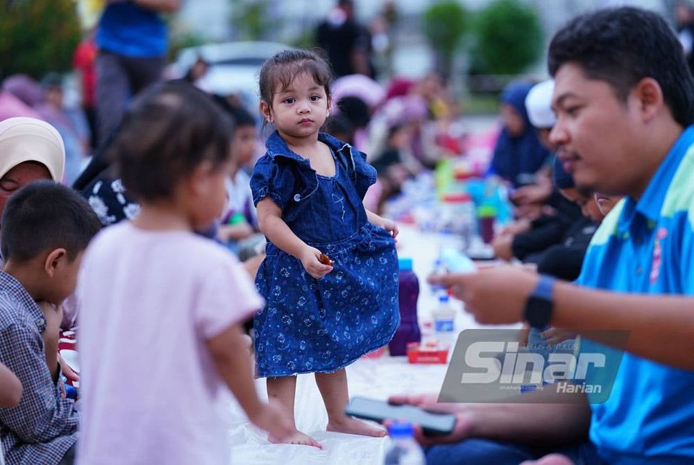 Orang ramai turut membawa keluarga masing-masing untuk berbuka bersama.