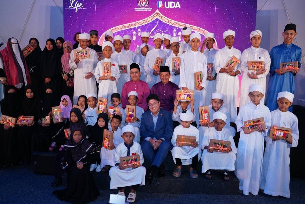 Ewon Benedick bergambar bersama sebahagian anak yatim Pusat Jagaan Penyayang Nur Iman yang menerima sumbangan zakat Uda ketika Majlis Berbuka Puasa Uda Bersama Media di sebuah hotel pada Selasa. - Foto SINAR HARIAN/MOHD HALIM ABDUL WAHID