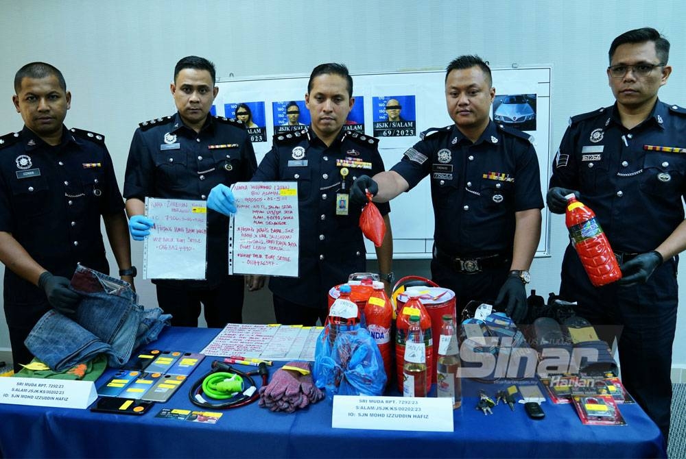 Mohd Iqbal (tiga dari kiri) menunjukkan barang kes pada sidang akhbar di IPD Shah Alam pada Rabu. FOTO: SINAR HARIAN/ MOHD HALIM ABDUL WAHID