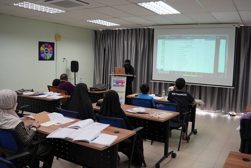 Sebahagian peserta yang mengikuti kelas menterjemah bahasa Arab al-Quran di Akademi Al-Quran Al-Bayan, Ampang Utama.