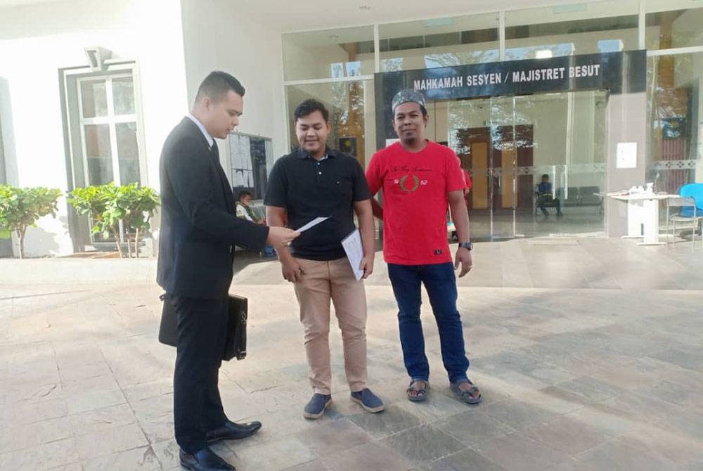 Tertuduh (tengah) ketika dihadapkan ke Mahkamah Majistret Besut pada Rabu atas dakwaan memindahkan 20 ekor lembu hidup tanpa kebenaran JPV.