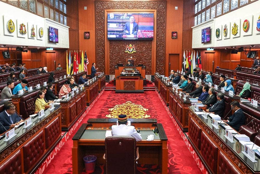 Anwar ketika membaca semula Belanjawan 2023 untuk dibahaskan pada Persidangan Dewan Negara di Bangunan Parlimen hari ini. Foto Bernama