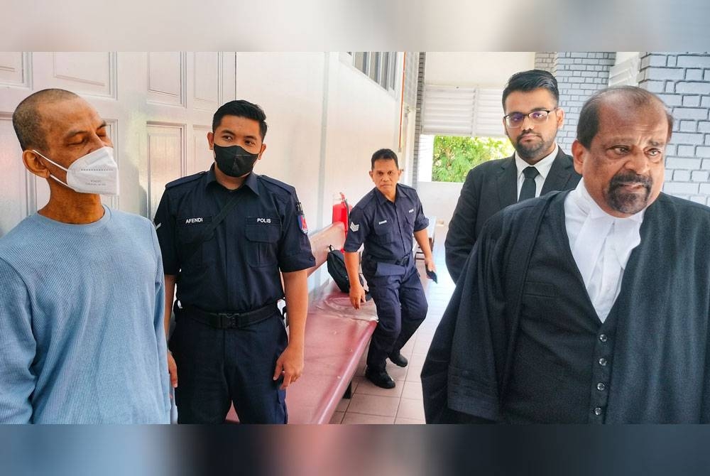 Marzuki(kiri) bersama S.Arumugam (kanan) di luar kamar mahkamah