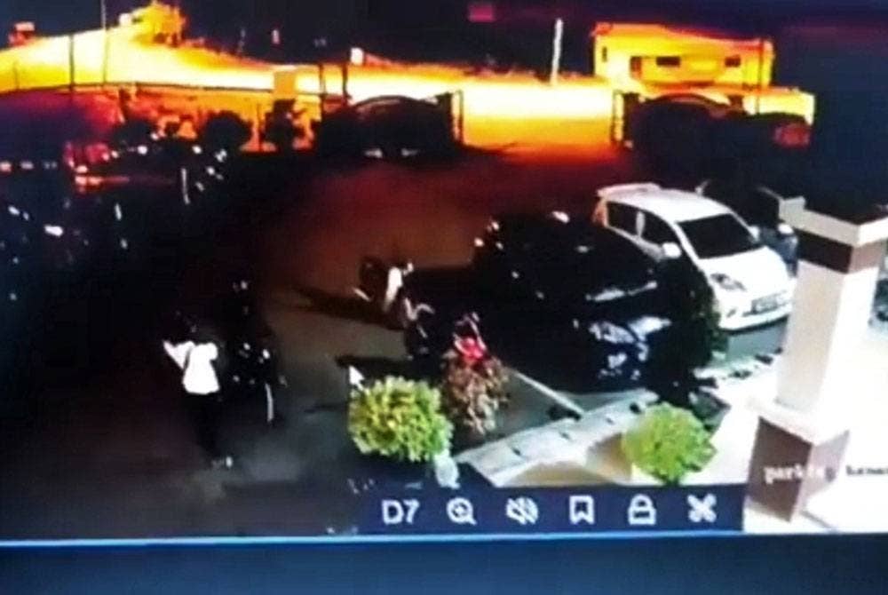 Skrin layar hasil rakaman video yang dirakam menerusi CCTV masjid itu memaparkan kelibat suspek.