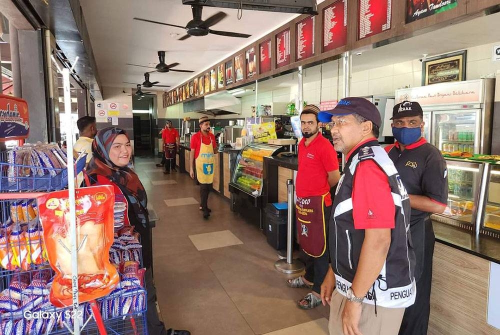 Pegawai Penguat kuasa JAIPk menjalankan pemeriksaan di premis makanan ketika Operasi Tidak Menghormati Ramadan di beberapa lokasi di negeri ini pada Selasa. - Foto: JAIPK