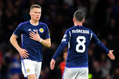 McTominay (kiri) meledak dua gol dalam kemenangan bersejarah ke atas Sepanyol. - Foto AFP