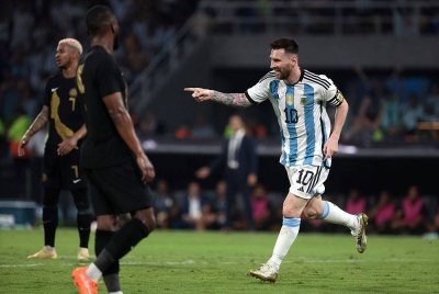 Messi (kanan) cemerlang meledak hatrik ketika membenam Curacao. - Foto EPA