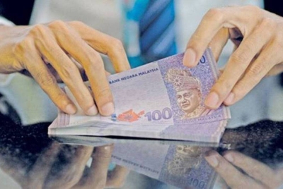 Ringgit dibuka tinggi berbanding dolar AS pada sesi awal dagangan pagi ini. - Gambar hiasan