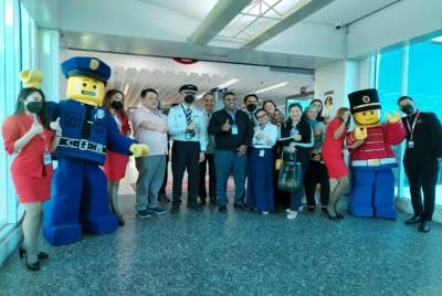 Raven Kumar ketika menyambut kedatangan penumpang penerbangan pertama dari Guangzhou ke Johor pada Rabu.