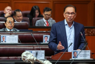 Anwar ketika membaca semula Belanjawan 2023 bertemakan 'Membangun Malaysia MADANI' untuk dibahaskan pada Persidangan Dewan Negara di Bangunan Parlimen pada Rabu. - Foto Bernama