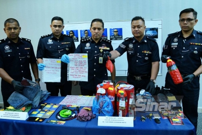 Mohd Iqbal (tiga dari kiri) menunjukkan barang kes pada sidang akhbar di IPD Shah Alam pada Rabu. FOTO: SINAR HARIAN/ MOHD HALIM ABDUL WAHID