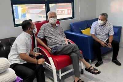 Ismail Sabri (tengah) menjalani pembedahan kecil di mata kanannya.