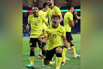 Pemain Harimau Malaya, Muhamad Akhyar Abdul Rashid meraikan jaringan bersama rakan sepasukan pada Perlawanan Persahabatan Antarabangsa Tier 1 antara pasukan Harimau Malaya menentang pasukan Hong Kong di Stadium Sultan Ibrahim pada Rabu. - Foto Bernama