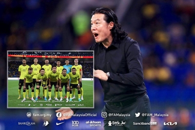 Pan-gon - Foto FAM (Gambar kecil: Kesebelasan utama Harimau Malaya pada aksi berdepan Hong Kong, malam tadi. - Foto FAM)