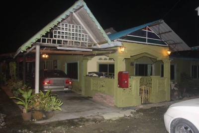 Rumah wanita warga emas yang disamun dua lelaki bersenjatakan parang di Bukit Pasir, Batu Pahat pada Rabu.