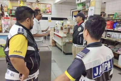 Pegawai Penguat kuasa JAIPk menjalankan pemeriksaan di premis makanan ketika Operasi Tidak Menghormati Ramadan di beberapa lokasi di negeri ini pada Selasa. - Foto: JAIPK