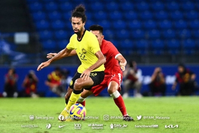 Corbin Ong (depan), berjaya merampas dan mengawal bola daripada kaw