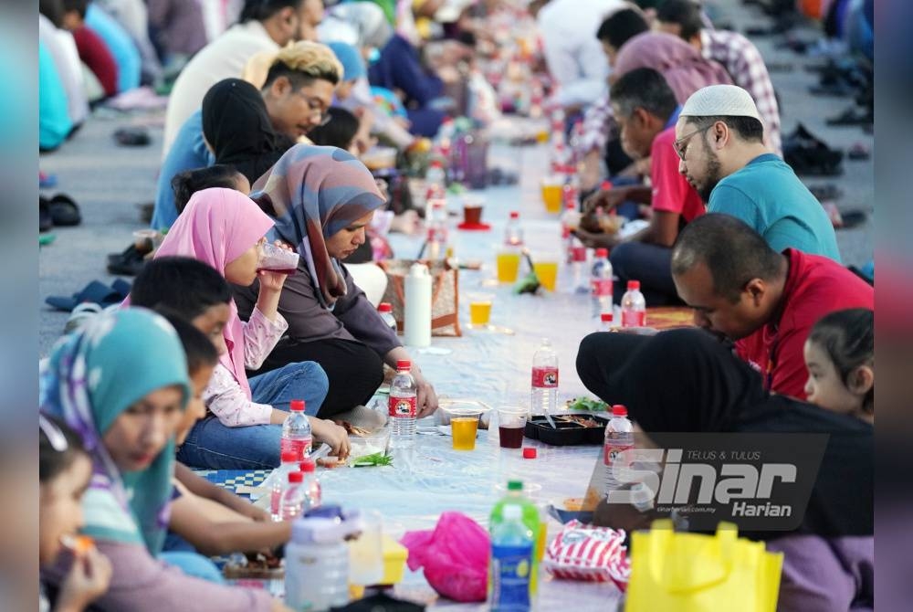 Situasi semasa azan maghrib dilaungkan