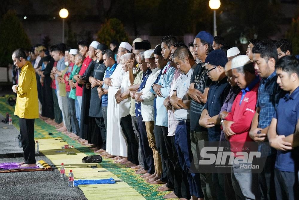 Solat maghrib secara berjemaah turut diadakan seusai majlis berbuka puasa.