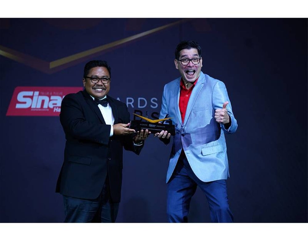 Farid (kanan) menerima trofi Bisnes Sinar Harian Awards (BISA) daripada Ketua Pengarang Kumpulan Sinar Harian, Zamri Rambli pada 23 Februari lalu.