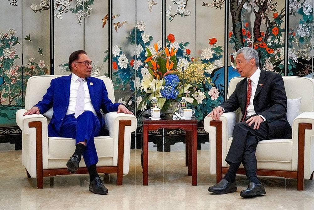 Anwar (kiri) mengadakan pertemuan dua hala dengan Hsien Loong sebelum menyampaikan ucapan di Forum Boao bagi Persidangan Tahunan Asia (BFA 2023) pada Khamis. - Bernama