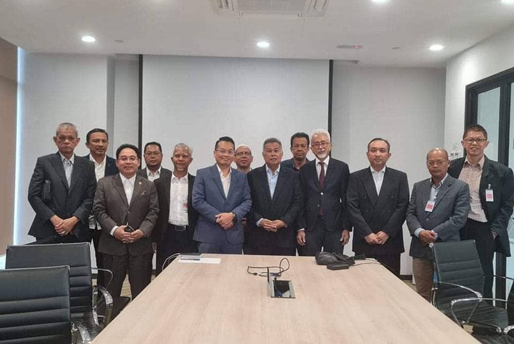 Antara pemimpin PH dan BN Terengganu yang hadir dalam pertemuan pertama yang diadakan di Kuala Lumpur, pada Rabu. Foto: Facebook Raja Bahrin.