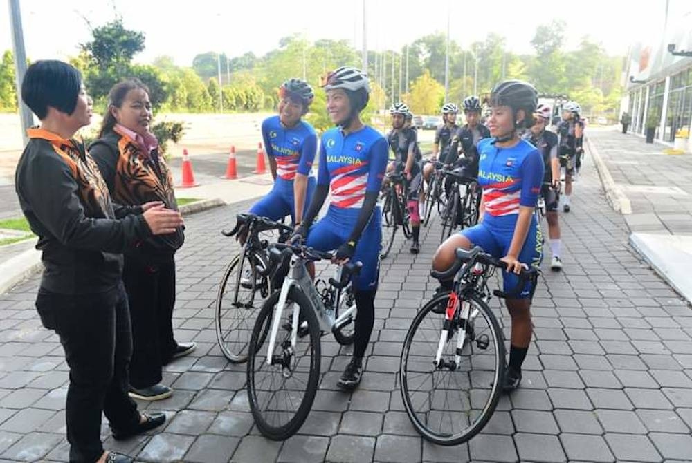 Sharon (kiri) dan Shalin (dua dari kiri) meninjau sesi latihan skuad berbasikal negara di Nilai pada Rabu. - Foto Facebook MSN
