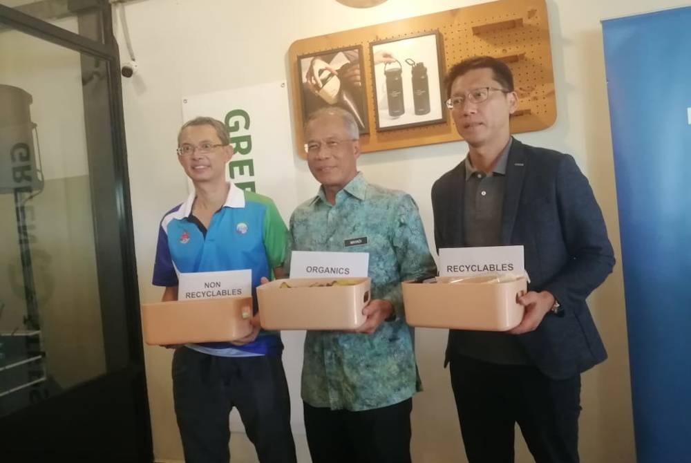 Mahadi (tengah) pada pelancaran Food Waste to Wealth di TTDI pada Khamis.