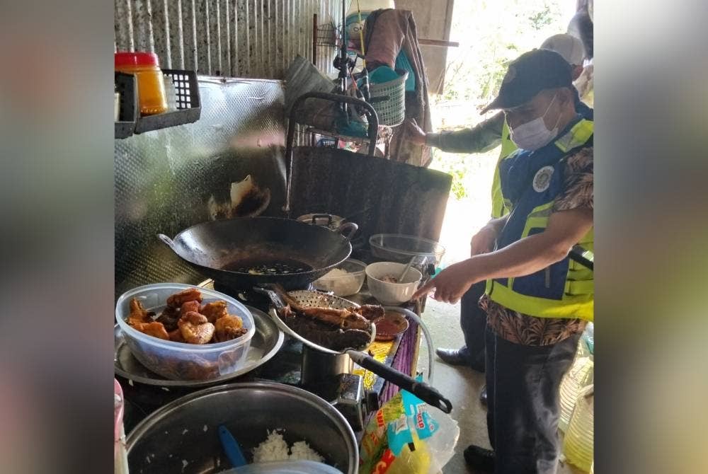 Lauk dimasak awal pagi dipercayai untuk pelanggan di sekitar kampung.