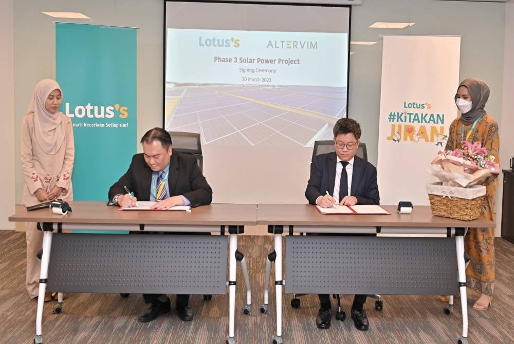 Kenneth (kiri) dan Ketua Pegawai Eksekutif Altervim Co Ltd, Somboon Lertsuwannaroj tandatangani PPA untuk lancarkan pemasangan panel PV solar di 21 bumbung stor Lotus’s Malaysia dan Pusat Pengedaran Ambien di Bukit Beruntung, Selangor.