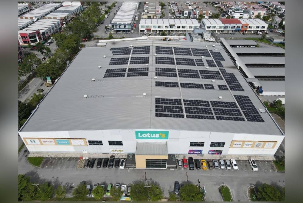 Panel solar di atas bumbung Lotus's Malaysia Jenjarom, Selangor.