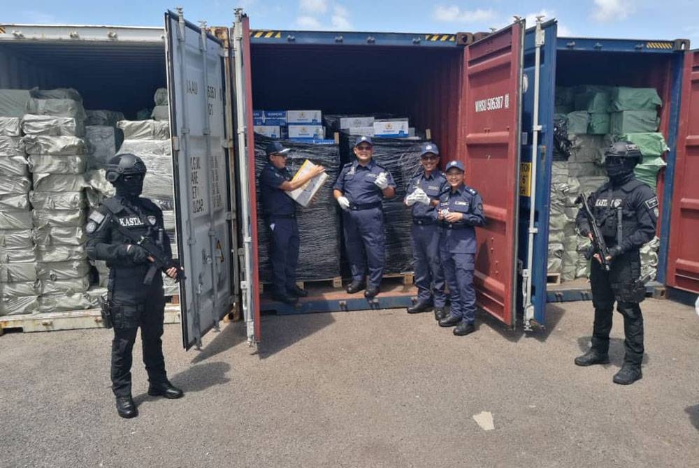Misbahudin (tiga dari kiri) menunjukkan minuman keras yang dirampas selepas sidang akhbar di Kompleks Penguatkuasaan Kastam Sungai Pulai, Iskandar Puteri pada Khamis