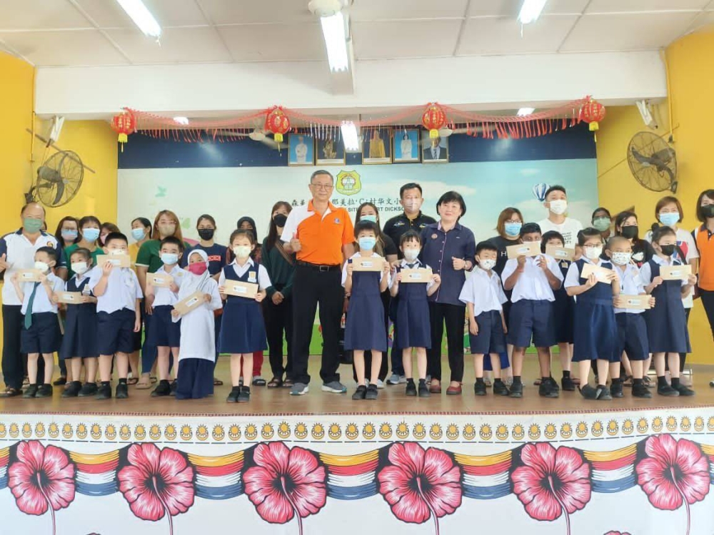 Diew Ching (berbaju oren) bersama penerima sumbangan pembiayaan pembukaan akaun tabung pendidikan tinggi. 